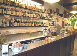 a man standing at a counter in a bar at Hotel Gianni Franzi in Vernazza