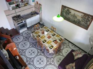a living room with a table and a kitchen at EL DESCANSO. in Mar del Plata +27 photos