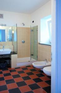 a bathroom with two toilets and a shower and sink at Hotel Gianni Franzi in Vernazza