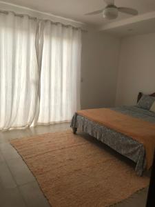 Un dormitorio con una cama y una ventana grande. en Casa espaçosa cpm linda vista pro verde, en Búzios