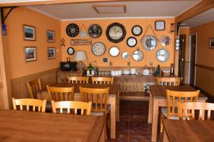 Um restaurante ou outro lugar para comer em Asói Hostal