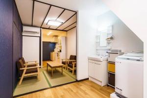 una pequeña cocina con mesa y sillas en una habitación en 雅宿NF203, en Osaka