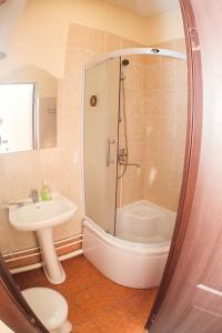 y baño con ducha, aseo y lavamanos. en Hotel Fontanka, en Vladivostok