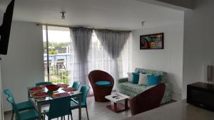 un soggiorno con tavolo e divano di APARTAMENTO VACACIONAL EN RICAURTE - PUERTO AZUL a Ricaurte