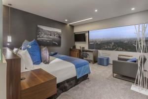 Tempat tidur dalam kamar di InterContinental Presidente Mexico City, an IHG Hotel