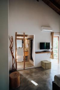 a living room with a couch and a television at Residencia El Balatà in Las Terrenas