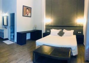 Tempat tidur dalam kamar di Hotel Purnama Lenggang