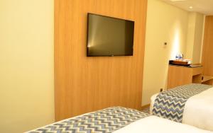 Una televisión o centro de entretenimiento en Louis Kienne Hotel Simpang Lima