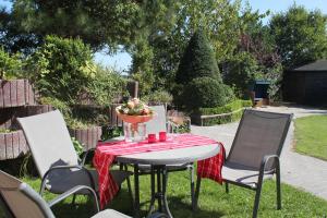 una mesa con un tazón de flores. en Traberhof, en Wangerland