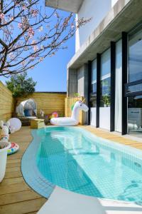 una piscina en la terraza de una casa en Villa Le Ballon Bleu, en Wujie