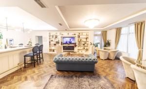 ein Wohnzimmer mit Sofa und Fernseher in der Unterkunft Monte Vedetta in Sliven