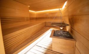 eine Sauna mit einer aventificialificialificialificialificialificialificialificialificialificialificialificialificialificialificialificialificialificialificialificialificialificialificialificialificialificialificialificialificialificialificialificialificialificialificialificialificialificialificialificialificialificialificialificialificialificial. in der Unterkunft Monte Vedetta in Sliven