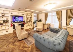 斯利文Monte Vedetta的客厅里有一张沙发和一台电视