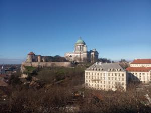 un bâtiment au sommet d'une colline avec un château dans l'établissement Esztergom Central, à Esztergom