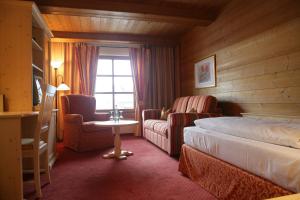 Postel nebo postele na pokoji v ubytování Hotel Gasthof Alte Post Holzkirchen
