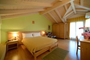 een slaapkamer met een groot bed in een kamer bij Agriturismo Maso Grener in Lavis