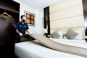 Postel nebo postele na pokoji v ubytování Serela Waringin by KAGUM Hotels