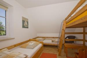 Ein Bett oder Betten in einem Zimmer der Unterkunft Ostseehaus Lea Doppelhaushälfte