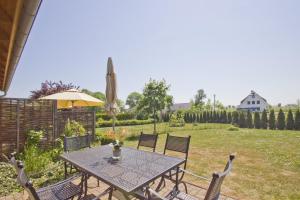 Ein Garten an der Unterkunft Ostseehaus Lea Doppelhaushälfte
