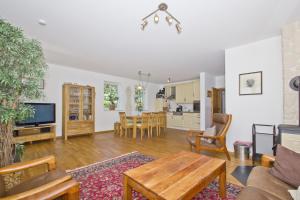 ein Wohnzimmer mit einer Couch und einem Tisch in der Unterkunft Ostseehaus Lea Doppelhaushälfte in Wiek auf Rügen 
