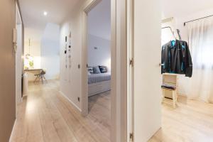 ジローナにあるBravissimo La Mora, beautiful and spaciousのベッドと廊下のある寝室