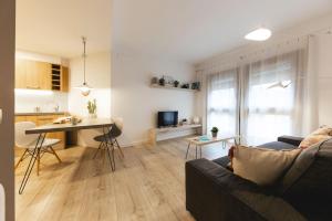 ジローナにあるBravissimo La Mora, beautiful and spaciousのソファとテーブルのあるリビングルーム