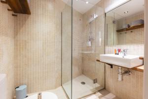 ジローナにあるBravissimo La Mora, beautiful and spaciousのガラスのシャワーと洗面台を備えたバスルーム +28枚の写真