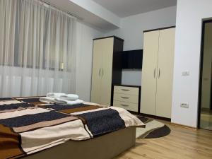 een slaapkamer met een bed met handdoeken erop bij Ferdinand Apartment in Constanţa