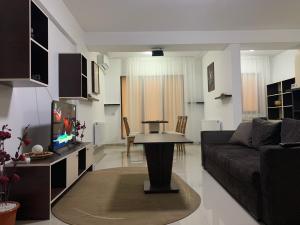 een woonkamer met een bank en een tafel bij Ferdinand Apartment in Constanţa +9 foto's