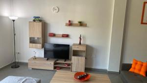 TV a/nebo společenská místnost v ubytování Patras Romeο House