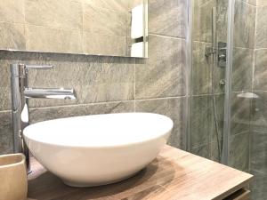 uma casa de banho com um lavatório branco e um chuveiro em Hotel Mec em Milão