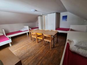 Rúm í herbergi á Marsbäcken Hostel