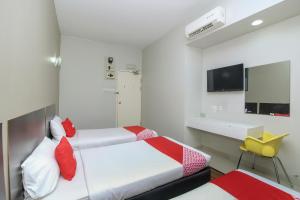 Een bed of bedden in een kamer bij OYO 89959 Nice Stay Three Six Five Services