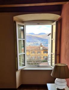 ventana con vistas a un edificio en Hotel Piazza Vecchia, en Bérgamo