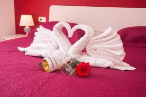 ein Bett mit zwei Schwänen aus Handtüchern in der Unterkunft Villa Tomic in Trnbusi