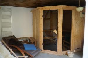 een houten kast in de hoek van een kamer bij Pension zum Hirschstein in Greiz