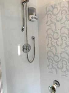 A bathroom at Lowe Farm 