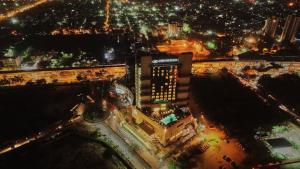 una vista aérea de una ciudad por la noche en Crowne Plaza New Delhi Rohini, an IHG Hotel, en Nueva Delhi