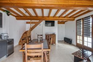 een keuken met een tafel en stoelen in een kamer bij Maison de 3 chambres avec jardin amenage a Saint Marcouf in Saint-Marcouf