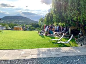 un grupo de personas de pie alrededor en un parque en Sipos Borház és Vendégház, en Badacsonyörs