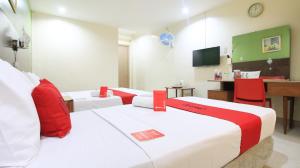 A bed or beds in a room at RedDoorz Plus @ Chinatown Binondo
