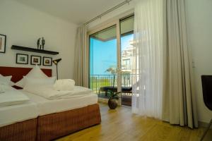 ベルガーエンデ・レートヴィッシュにあるOstseedomizil La Merのベッドルーム1室(ベッド1台、大きな窓付)