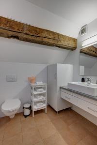 Ванна кімната в The Original Max Apartments