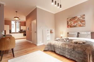 Luxury Suites Palace في أنتويرب: غرفة نوم بسرير كبير ومطبخ