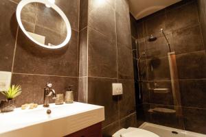 Een badkamer bij Luxury Suites Palace