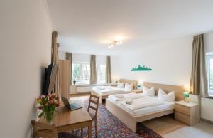 - un salon avec un canapé et une table dans l'établissement guenstigschlafen24 – die günstige Alternative zum Hotel, à Munich