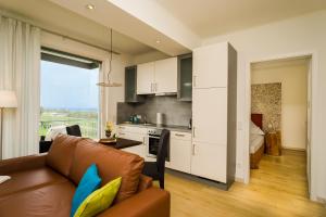 a living room with a couch and a kitchen at Ostseedomizil La Mer in Börgerende-Rethwisch