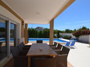 Superb villa for large families with large pool in San Fulgencioの敷地内または近くにあるプール