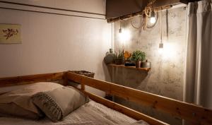 1 dormitorio con cama y lámpara de araña en Abacard Home Chambre d'Hôtes adult only, en Roquemaure