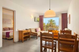 salon ze stołem jadalnym i sypialnia w obiekcie Inturotel Azul Garden w mieście Cala d´Or